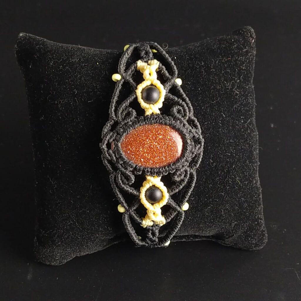 Manchette en micromacramé