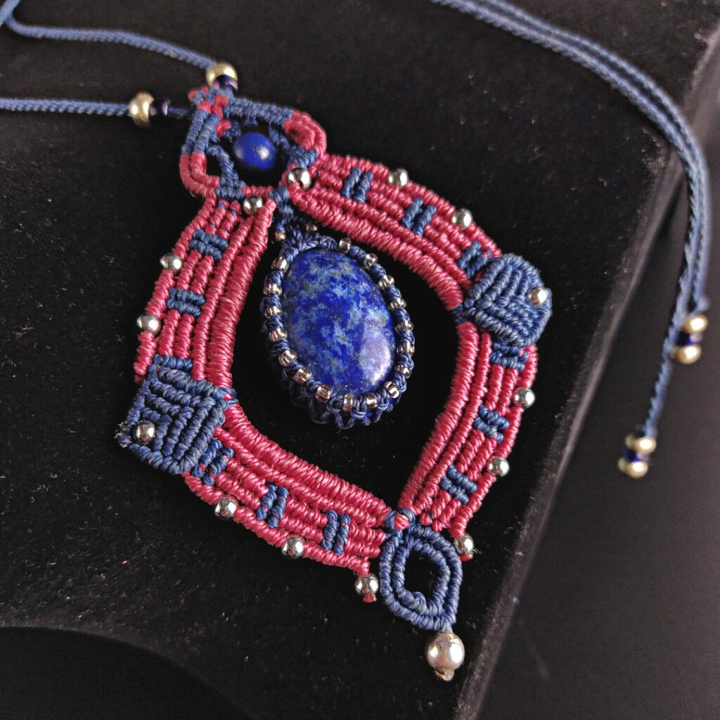 Détail de pendentif en micromacramé