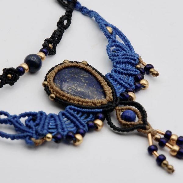 Collier en micromacramé et Lapis-Lazuli