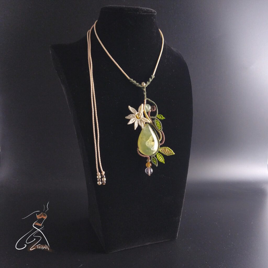 Collier avec cabochon en prehnite, motifs fleur et feuillage - Création Triball