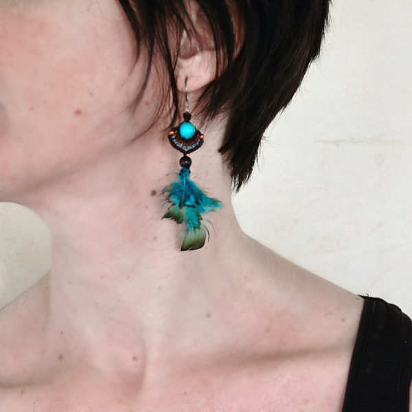 Boucles d'oreilles en micromacramé, Turquoise et plumes