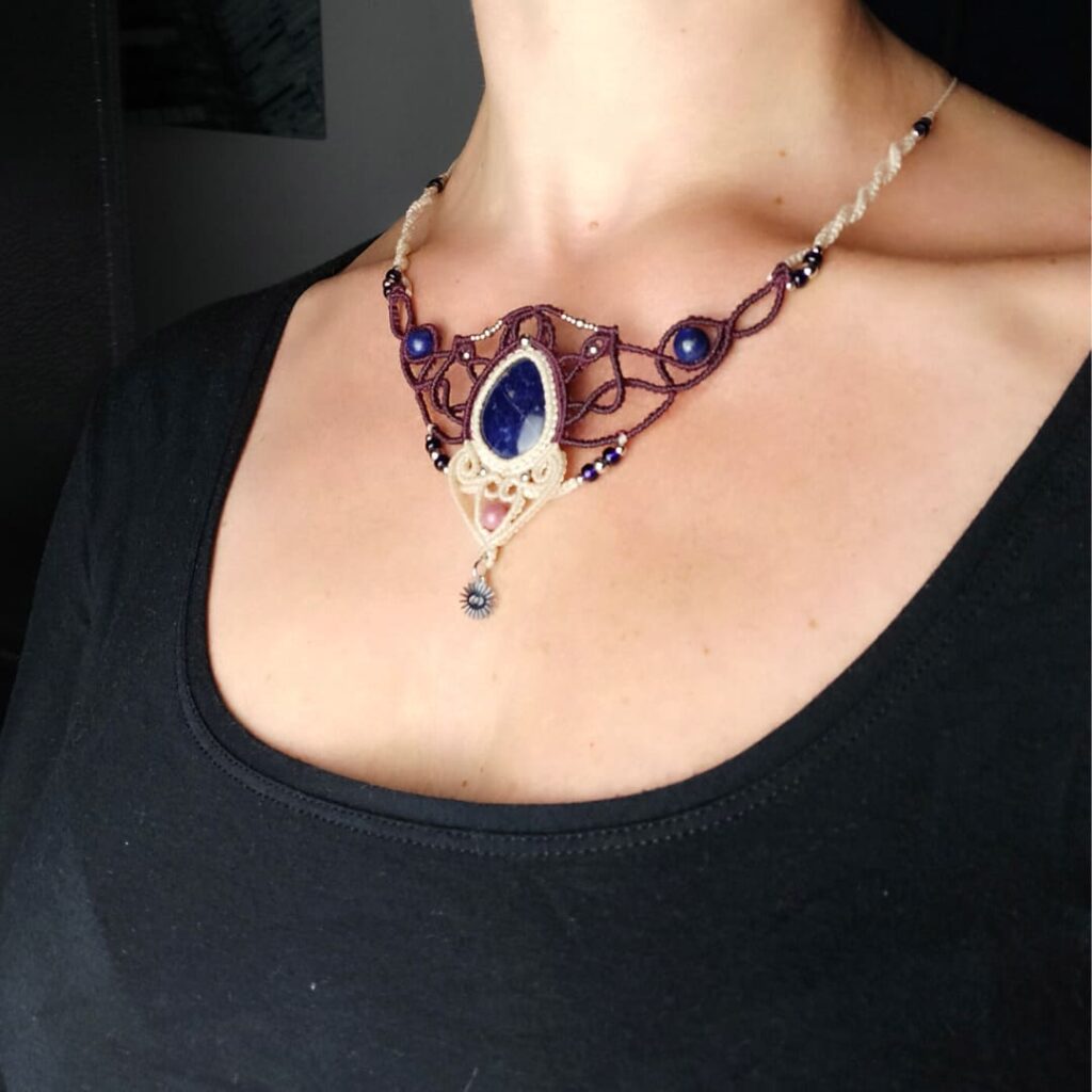 Collier Enéide porté