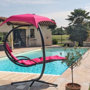 Piscine et chaise-longue