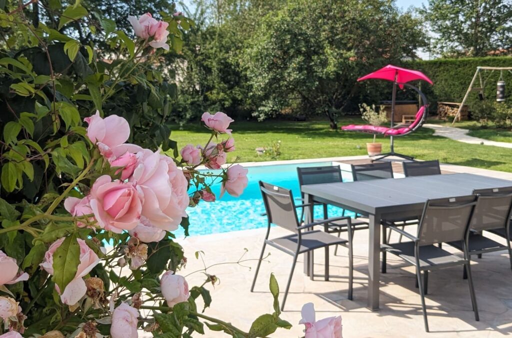 Rosiers et piscine
